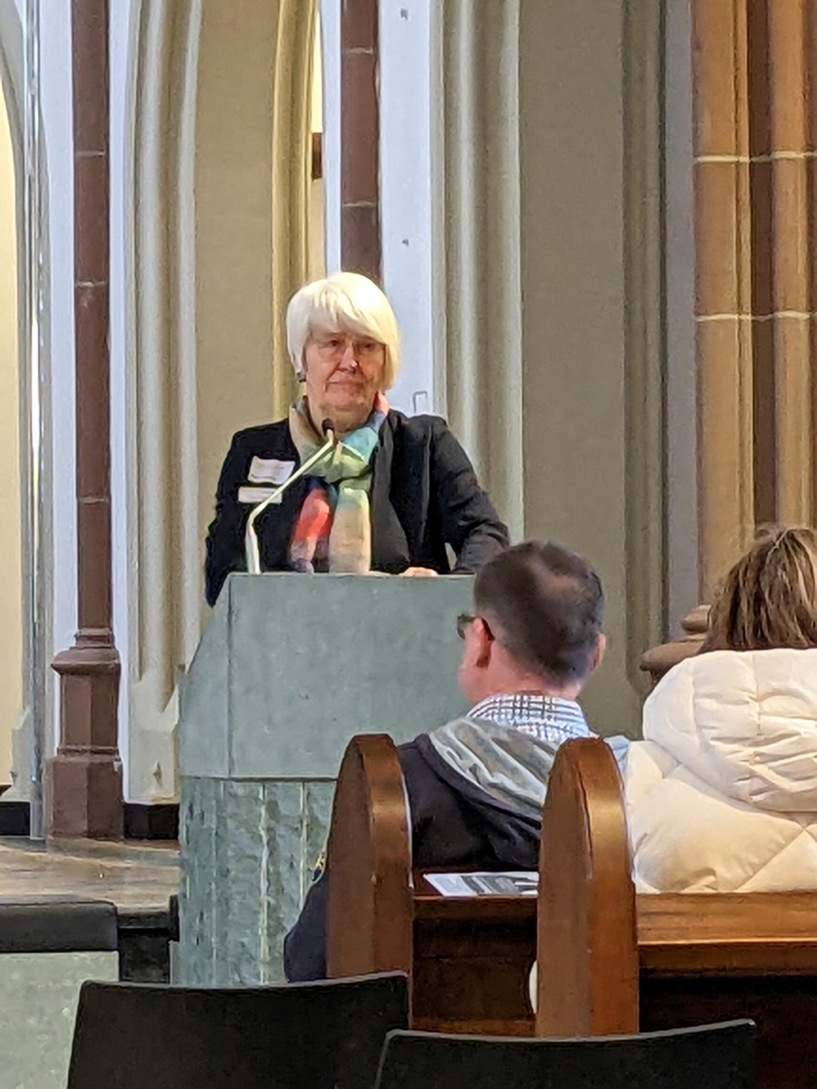 Beatrix Hillermann, Diözesanbeauftragte für Trauerseelsorge und Seelsorgerin an der Grabeskirche St. Elisabeth begrüßte die Teilnehmenden im Namen des Vorbereitungsteams. (c) Bistum Aachen / Sieger-Bücken