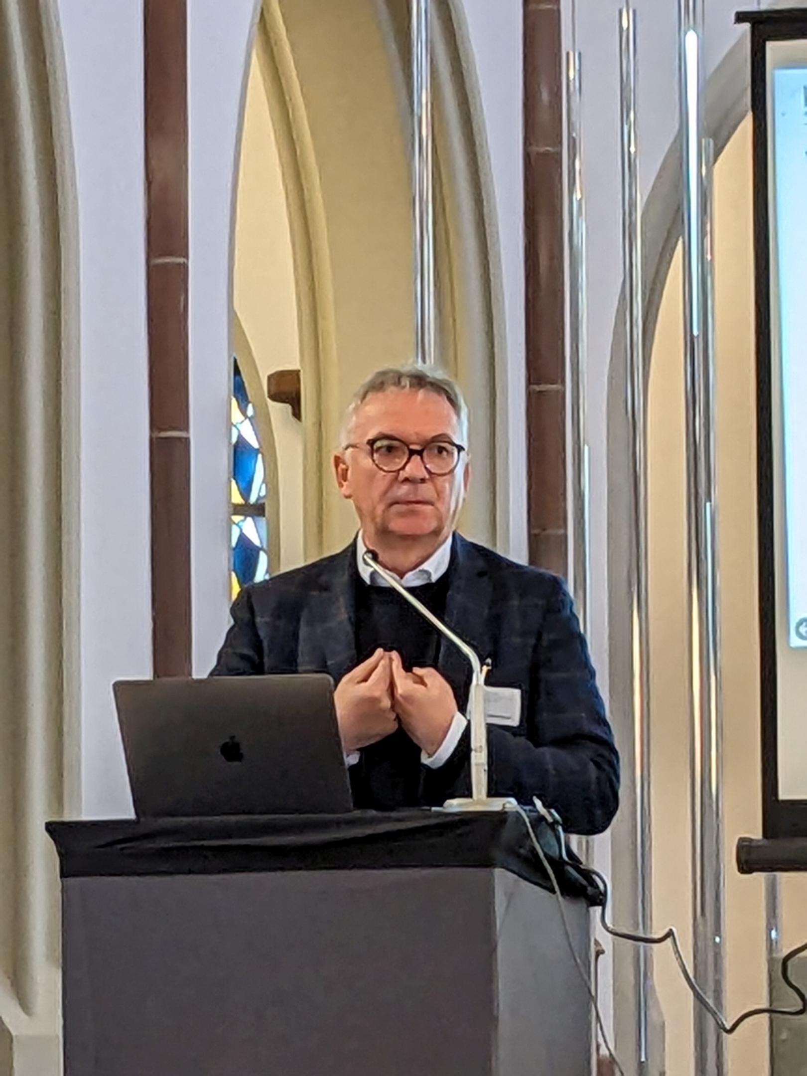 Prof. Hans Hobelsberger hat 2019 eine Befragung an der Grabeskirche St. Elisabeth durchgeführt. (c) Bistum Aachen / Sieger-Bücken