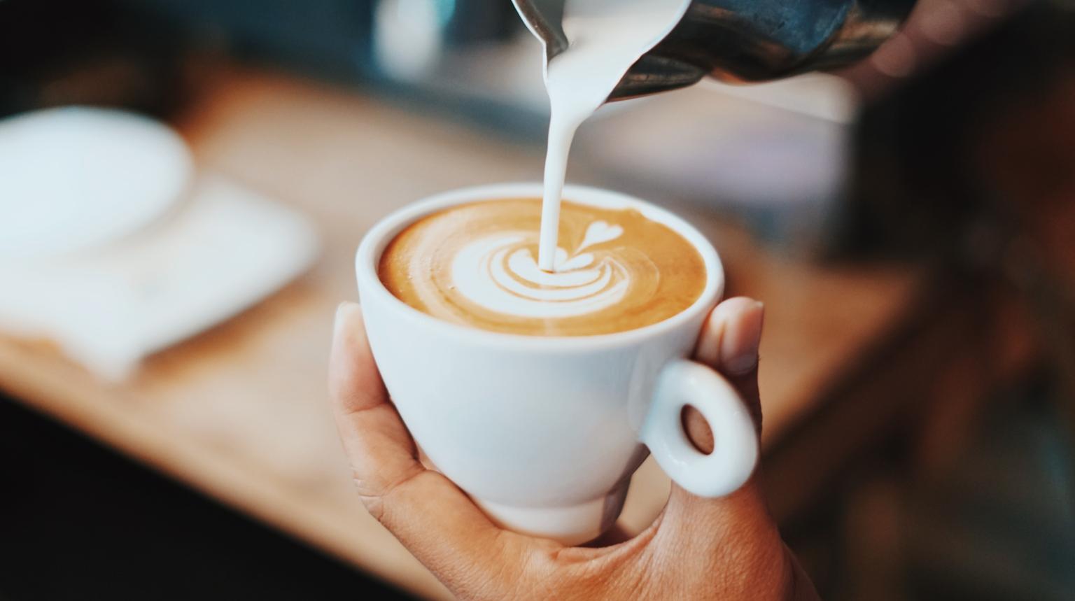 Kaffee (c) Foto von <a href=https://unsplash.com/@fahmipaping?utm_source=unsplash&utm_medium=referral&utm_content=creditCopyText>Fahmi Fakhrudin</a> auf <a href=https://unsplash.com/de/fotos/nzyzAUsbV0M?utm_source=unsplash&utm_medium=referral&utm_content=creditCopyText>Unsplash</a>